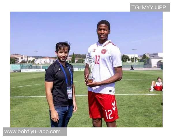 小将谢伊莱西随曼联一线队训练全力备战埃弗顿挑战赛