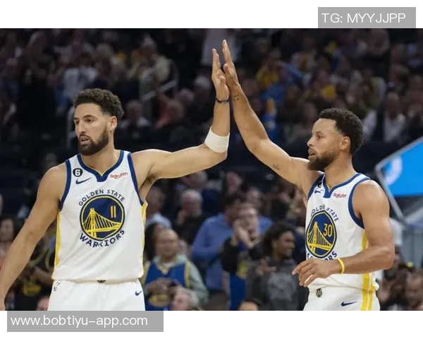 库里虽因伤缺阵但热情与小球迷互动合影展现亲和力